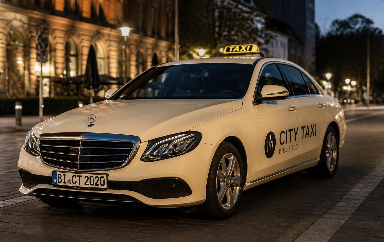 Taxi des Bülent Cömert Taxibetriebs am Abend in Bielefeld